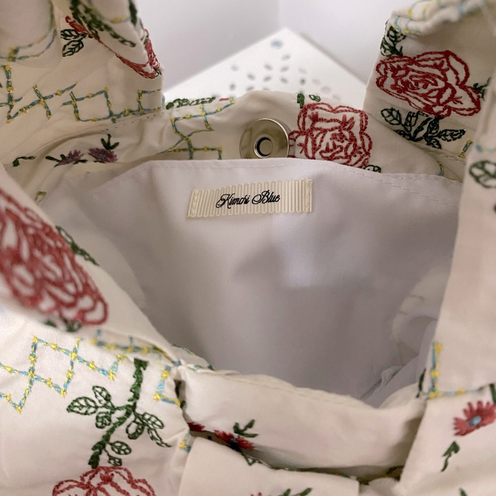Embroidered Bow Baguette Bag - Picture 7 of 8